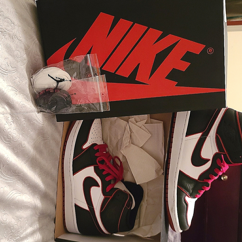 Air Jordan Retro 1 Bloodline